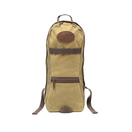 A short-day backpack with zipper pockets and shoulder straps, suitable for hiking.