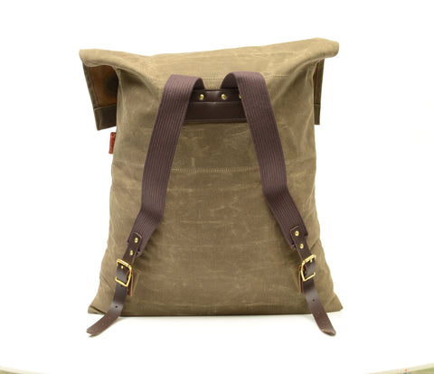 The sturdy shoulder straps are made from webbed cotton and premium leather straps connected to solid brass buckels.