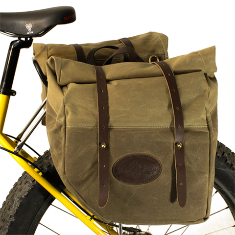 These bike panniers have a roll top closure to allow for a lot of storage when needed and also can be rolled down for lighter loads.  The premium dual leather straps with the solid brass post connectors make for a secure closure.