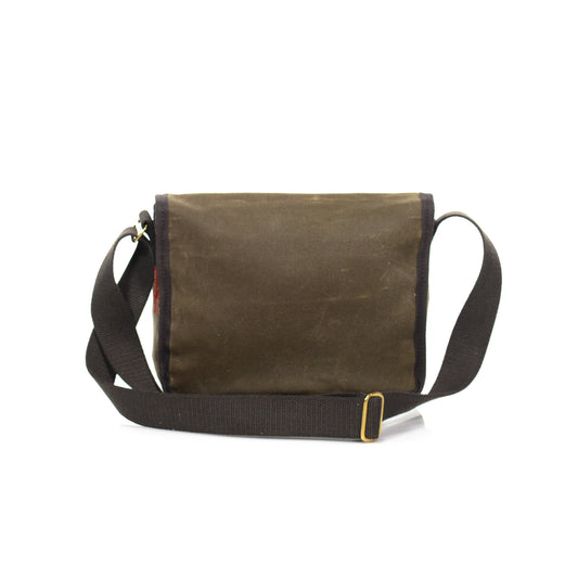 The strong webbed cotton shoulder strap secured by two hand sown webbed cotton attachment points makes traveling simple.