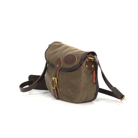 This shoulder bag comes with a riveted leather shoulder strap and shoulder pad.