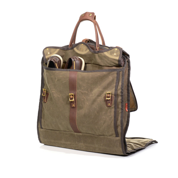 Garment bag with two large exterior pockets to store shoes or additional pieces of clothing.