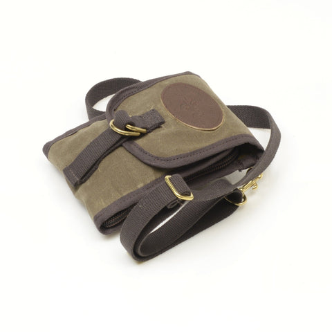 The double closure keeps your item secure and is closed by a webbed cotton strap and two brass rings to synch.